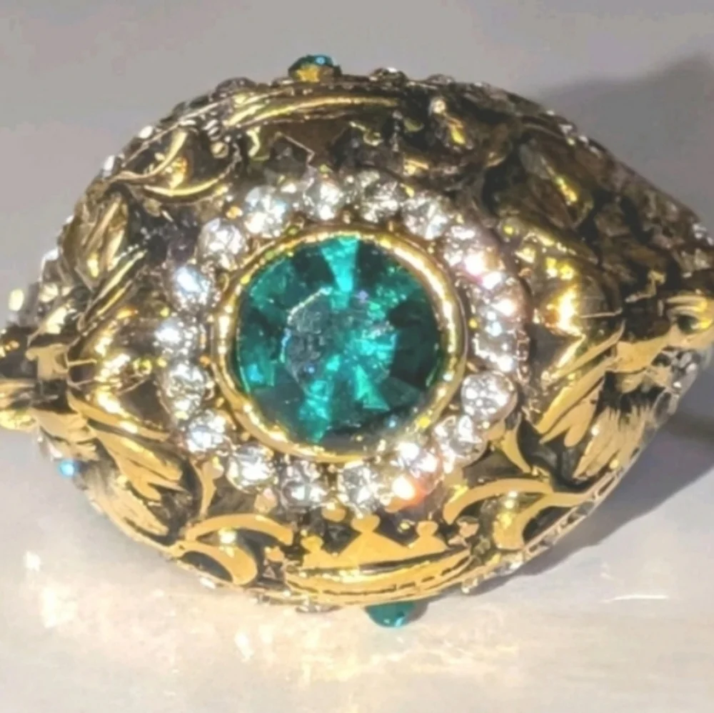 Elegant Golden Lion and Green Gemstone Mens Ring Sz 10